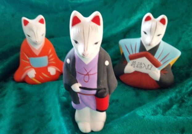 荒木神社では、この口入キツネ人形、5000円で販売（授与）されているそうです